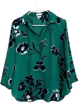 2/$30 Van Heusen Green Floral Blouse Medium Collared V-Neck 3/4 Sleeve Top